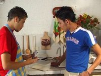 Dva mladí kuchaři